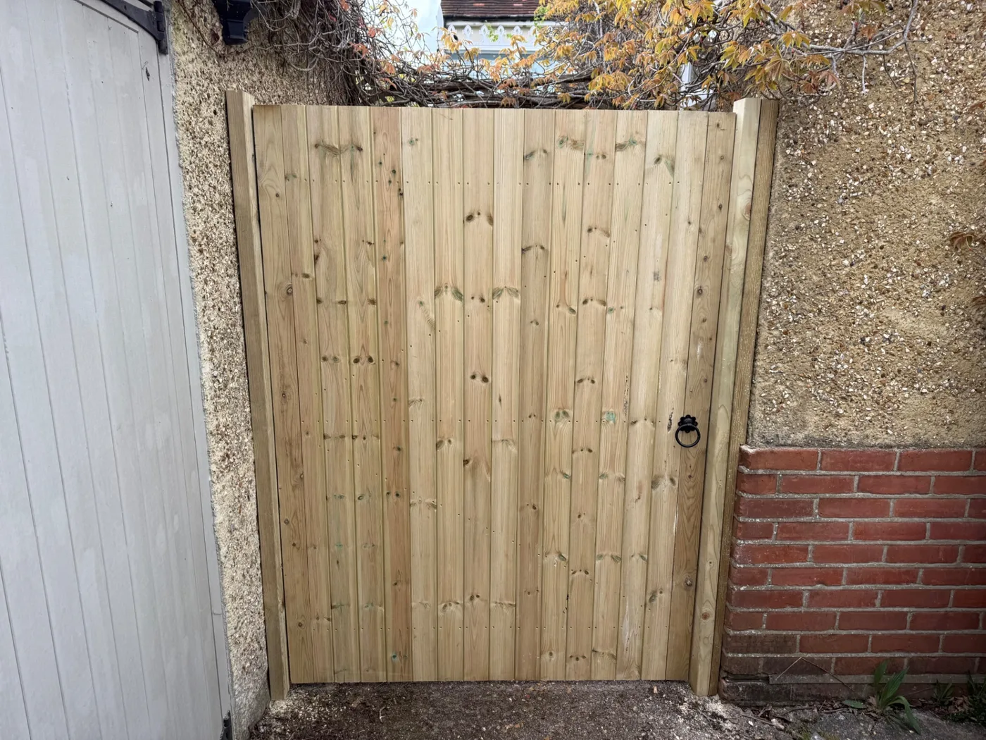 Made-to-measure timber driveway gates
